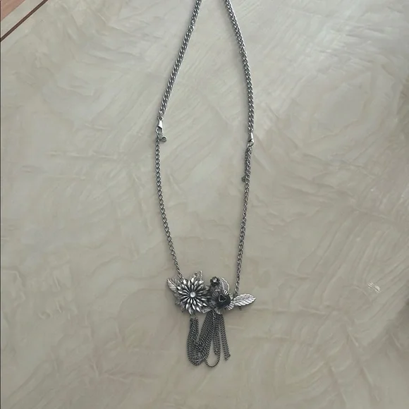 Elegant Silver Floral Pendant Necklace - Picture 1 of 3